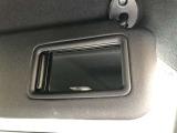 バイザーにはバニティミラー付き。車を降りる際には身だしなみをチェックを忘れずに♪