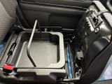 【助手席シートアンダーボックス】助手席の下にも大容量スペース!普段あまり使わない物や洗車道具を入れておくと便利ですよ♪