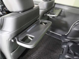 ◆シートバックテーブル◆フロントシートの背面に後席用のテーブルがついています。小物が置けて!カップホルダーもあります、ドライブ中や休憩時にも便利なテーブルです。