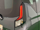 急ブレーキを後続車にお知らせするエマージェンシーストップシグナル機能付きLEDリヤコンビネーションランプ(LEDストップランプ)