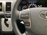 運転中、オーディオの操作をしてて、ハッとしたことはありませんか?ステアリングスイッチは、運転中でもハンドルでオーディオの操作が可能です。安全なドライブをサポートします。
