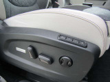 運転席はマッサージ機能も付いた2メモリー電動シートです