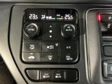 【左右独立オートエアコン】左右席で独立温度コントロールが可能です。運転席はキンキンに冷やして助手席はマイルドにと言った設定が可能です☆暑さ寒さでケンカすることもなくなりますね♪