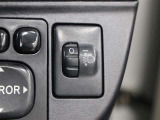 人や荷物を満載しても、対向車や先行車に迷惑をかけない、室内からヘッドライトの光軸を調整できます。