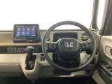 見慣れた運転席からの景色も、ナビに目的地を入れるだけで新鮮に感じられますね。心地よいインテリアに囲まれて、これからのドライブが楽しみです