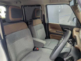 窮屈を感じさせない運転席周りになっています!