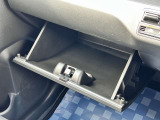 [グローブボックス]助手席側にあるグローブボックスには車検証もバッチリ入ります♪
