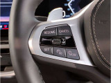 運転中にもオーディオの音量やFMの切り替えなどステアリングでの操作で切り替え可能なため、ステアリングから手を放す必要がない為、運転中でも操作が簡単でございます。