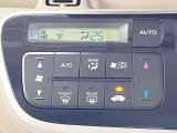 【オートエアコン】一度お好みの温度に設定すれば、車内の温度を検知し風量や温度を自動で調整。暑い&hellip;寒い&hellip;と何度もスイッチ操作をする必要はありません。快適な車内空間には必須の機能ですね♪