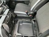 助手席のシートの下には小物入れがついております。