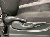 運転者の体格に合わせて運転席の座面の高さ調整ができるシートリフターが付いてます