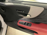 運転席ドアにパワーウインドウ開閉スイッチとウインドウロック・ドアロックスイッチと電動格納式ドアミラー操作スイッチ及び運転席パワーシートのポジションメモリースイッチが付いています。