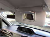 運転席のサンバイザーにはバニティーミラーが付いています。身だしなみのチェックにお使いいただけます。