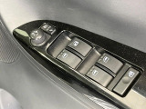 【電動格納ミラー】サイドミラーは電動格納式となっており、狭い駐車場でもキズがつくリスクを抑えられます。