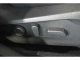 座面と前端部の高さ、前後位置、背もたれ角度の調整を電動で行えます。無段階で細かく動かせるため、体格に合わせた適切なポジションに設定できます。運転席はランバーサポートも調整可能です