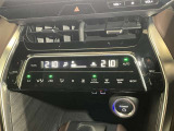 左右独立温度コントロールフルオートエアコンです。運転席、助手席それぞれで独立して温度設定ができます。冷え性の方が乗っても安心ですね♪