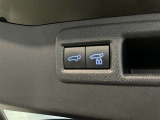 バックドアの底部にパワーバックドアスイッチとパワーバックドアクローズ&ロックボタンが付いてます。