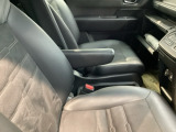 アームレストは、運転中の腕をしっかりと支えることで、疲労を大きく軽減してくれます。