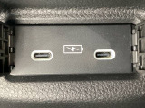 アームレストの後ろ側には、リア席用の充電可能なUSB端子が2個ついています。移動中に充電もできるので便利です。