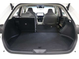 シートは6:4分割で、荷物の形状や乗車人数にあわせてフレキシブルにアレンジできます。後部座席に乗車しながら長尺物も積み込めます。シートを倒してしまえばフラットな大空間が現れます。
