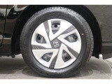 純正のホイールカバーが足元を飾ります!タイヤサイズは185/65R15 になります。