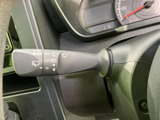 雨の日の運転をサポートするワイパーレバー。雨量を感知し、最適な拭き取りを実現します。クリアな視界で、安全な運転を。