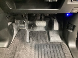 サイドブレーキ(パーキングブレーキ)は、運転席の足元左側にある「足踏み式」を採用しています。