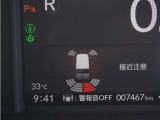 【クリアランスソナー】バンパーに付いたセンサーが障害物を検知。一定の距離に近づくとアラートで教えてくれます。狭い駐車スペースや車庫入れ時も安心です。