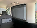 セカンドスライドドアの窓にはロールサンシェイドが付いていますので強い日差しなどを和らげてくれます。