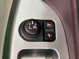 キーフリー連動で施錠時に格納します。降車の直前まで後方確認ができ、閉じ忘れも防げます。