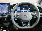 Volkswagen全車共通の上質な本革を使用した手触りのしっとりとしたステアリングです。唯一素肌が触れるハンドルは上位モデルと同じ握り心地になっております。