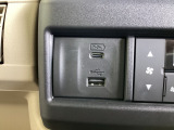 USB入力端子付いています。USBメモリを接続して音楽ファイル、画像ファイル、動画ファイルなどをナビ画面で楽しめます ※一部のディスプレイオーディオ、CDチューナーの場合は音楽ファイルのみとなります