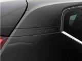 リア・ルーフピラー・トリムには、あなたが選んだXC40が特別なモデルであることをさりげなく主張する、&ldquo;Recharge&rdquo;のロゴが刻まれています。