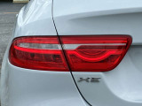 【テールライト】後方車からの視認性も良く、ボディーラインに沿ったデザインは機能性とも両立されたジャガーの特徴の1つです。