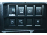 運転席の右側に各種スイッチを集中してレイアウト。