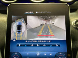 【全方位型モニター】クルマを上空から見下ろしているかのように、直感的に周囲の状況を把握できる全方位型モニター。狭い場所での駐車でも周囲が映像で確認できます。
