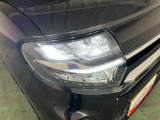 白く明るい光で夜間走行をサポートするLEDヘッドランプを搭載
