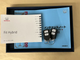 メンテナンスノート【点検整備記録簿・保証書】、取説も揃ってます。スマートキーはバッグなどにしまったままボタン操作でエンジン始動・停止やハイブリッドシステムの起動や停止ができて大変便利です