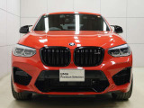 一目でBMWと解る存在感。象徴的なキドニーグリルを中心にシャープなヘッドライトと力強い表情が融合。スポーティーさとエレガンスを兼ね備えたBMWならではのフロントフェイスです。