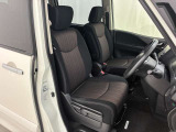運転席と助手席です。クリーニング専門のスタッフにより隅々まできれいに仕上げております。乗り出しから気持ちよくお使いいただけます。