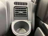 【運転席ドリンクホルダー】使いやすさに配慮したドリンクホルダー