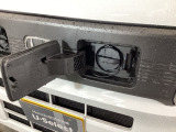 急速充電は、車内のボタンを操作して開け、別売りの充電コネクターを差し、50Kwの高い出力で行うため、満充電まで約30分という早さです。詳しくはお店にお問い合わせください。