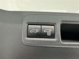 電動式バックドアです。 荷物を持ったままでもボタン一つで自動的に開け閉めできるので便利ですよ。 挟み込み防止機能も付いていますのでお子様の手や荷物を挟み込むのを防いでくれますよ。