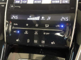 左右独立温度コントロールフルオートエアコンです。運転席、助手席それぞれで独立して温度設定ができます。