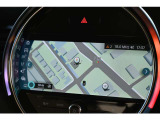 もはやMINI標準搭載とも言える、デザインアイコンの一つでもあるカーナビは各種設定から情報、マルチメディアまで、可愛らしい見てくれで多機能な装備の一つです。