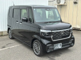 車幅いっぱいに伸びたフロントアクセサリLEDがボディーのワイド感を強調