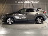 CX-30のスタイリングを特徴付けているのが、ボディ下部に取り回されたクラッディングパネルです。ボディ面を薄く見せることと、SUVらしい力強さを表現しています♪