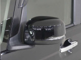 ◆ドアミラーウインカー◆ドアミラーにウインカーを装備しています。対向車に自身の進行方向を合図し安全に運転できます。