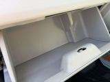 グローブボックスには車検証入れのほかにも小物が収納できるよう広く作られています。
