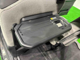 飲み物や食べ物を気軽に置ける格納式シートバックテーブルを、運転席と助手席の背もたれにご用意。車内の休憩も快適です!